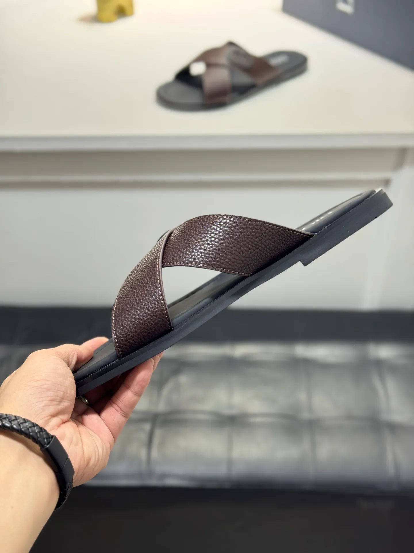 Men's men's shoes 💰320 [New style] 🦇🦇𝐂𝐡𝐫𝐢𝐬𝐭𝐢𝐚𝐧 𝐃𝐢𝐨𝐫 Dior slippers - the latest hot sandals, classic sandals, original replicas, super durable and versatile, cowhide leather with hardware accessories, very comfortable on the feet Look slim and white. Original molded outsole size: 38-44 (.45. Customized